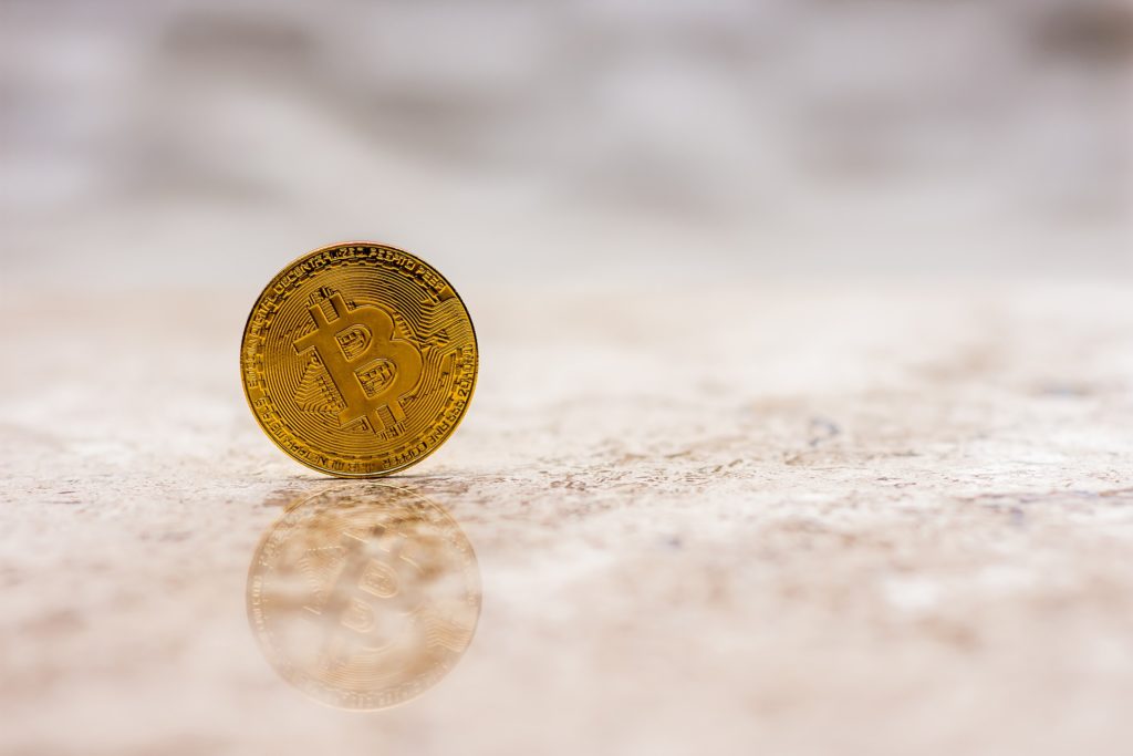 机の上のコイン